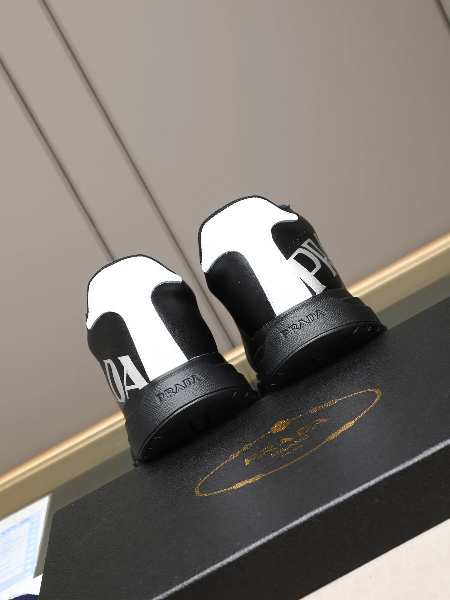Men's shoes 💰460 PRADA's new model is on the market, the picture above is a must-sell! Fashionable casual men's shoes, trendy and versatile, relaxed and sporty style, imported cowhide leather uppers 3D printed and ultra-fine workmanship. Light and comfortable on the feet, available in 5 colors! 38-44(45 customized)